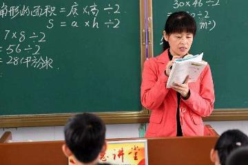 教師工資待遇正在提高 不低于公務員 為何卻選擇離職？